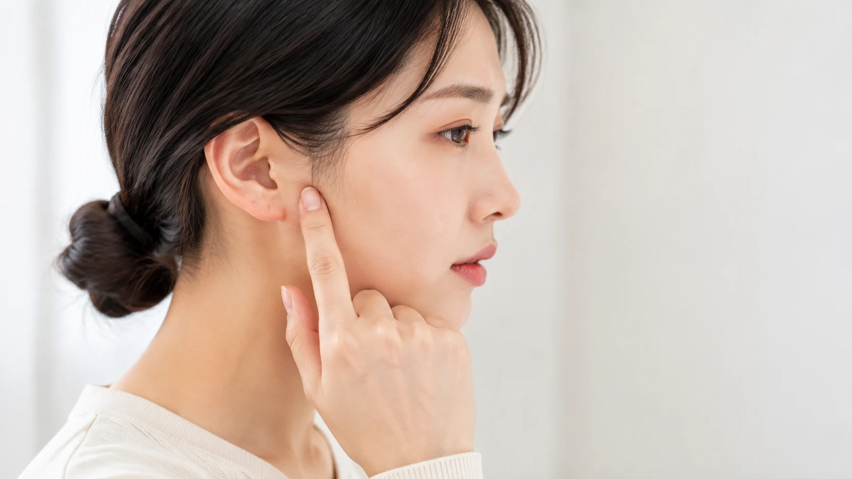 턱관절 목통증 병원 정보를 차분히 확인하는 모습